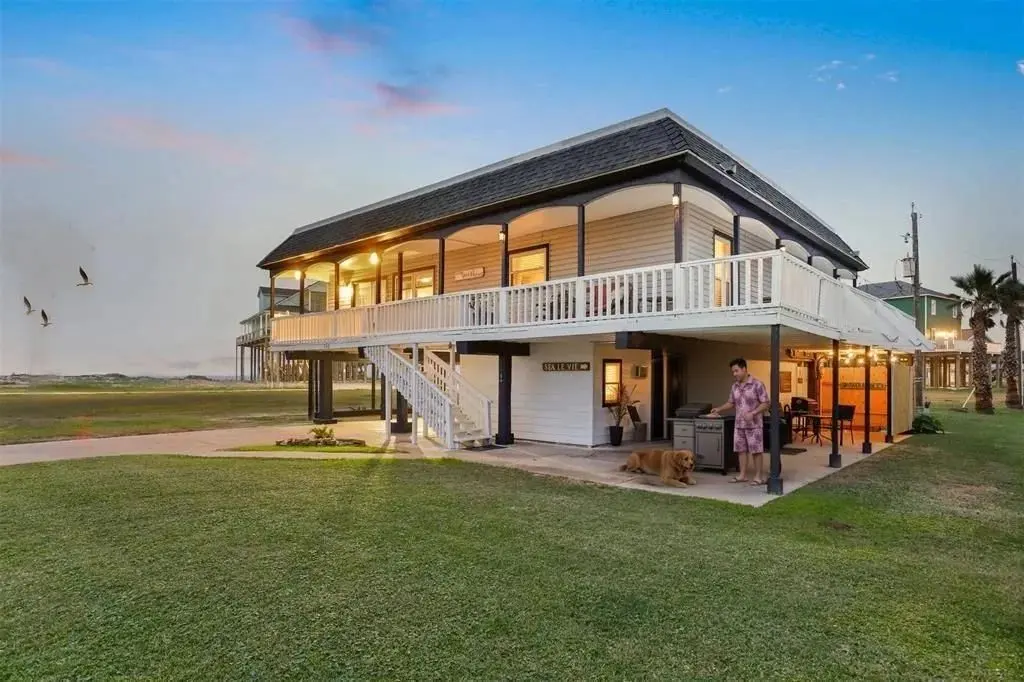 Front view of Sea La Vie